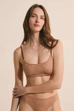 Biustonosz typu bralette z koronki