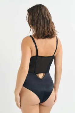 Body z fiszbinami z haftu