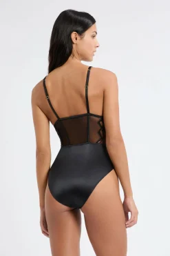 Body z koronki