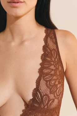 Body z koronki z odkrytymi plecami