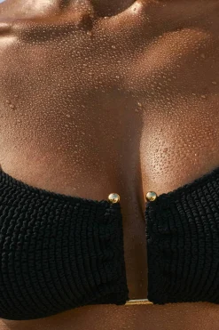 Góra bikini z elastycznego materiału z metalowymi elementami