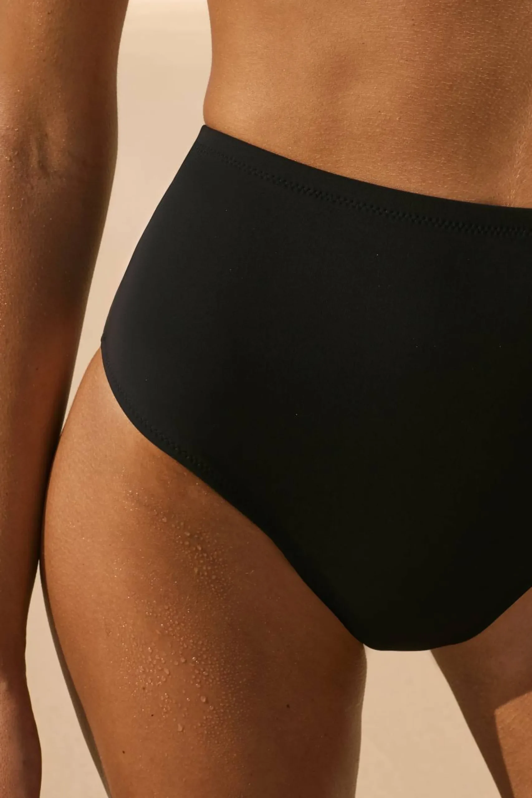 Majtki kąpielowe menstruacyjne z wysokim stanem