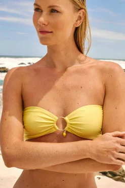 Satynowa góra od kostiumu kąpielowego typu bandeau z cytrynową zawieszką