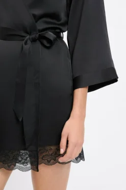 Satynowy szlafrok z detalami z koronki