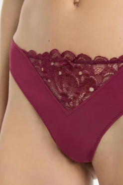 Stringi z detalami z koronki