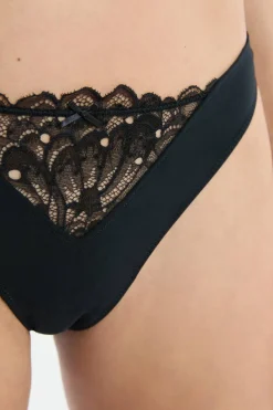 Stringi z detalami z koronki