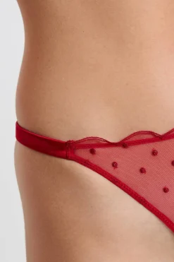 Stringi z haftowanymi detalami