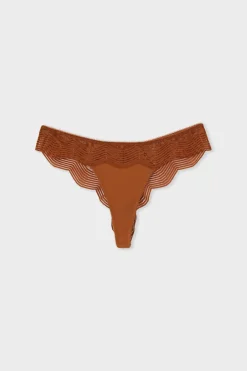 Stringi z koronką