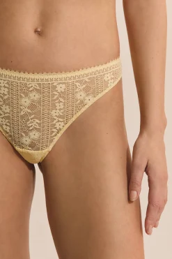 Stringi z koronki wyprodukowane bez użycia barwników