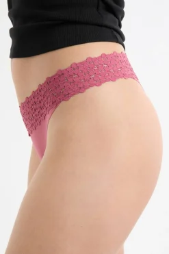 Stringi z mikrofibry i koronki