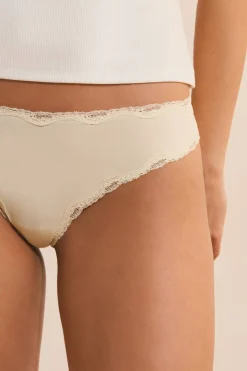 Stringi z z koronkowymi detalami