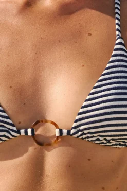 Trójkątna góra od bikini z ozdobnym kółkiem